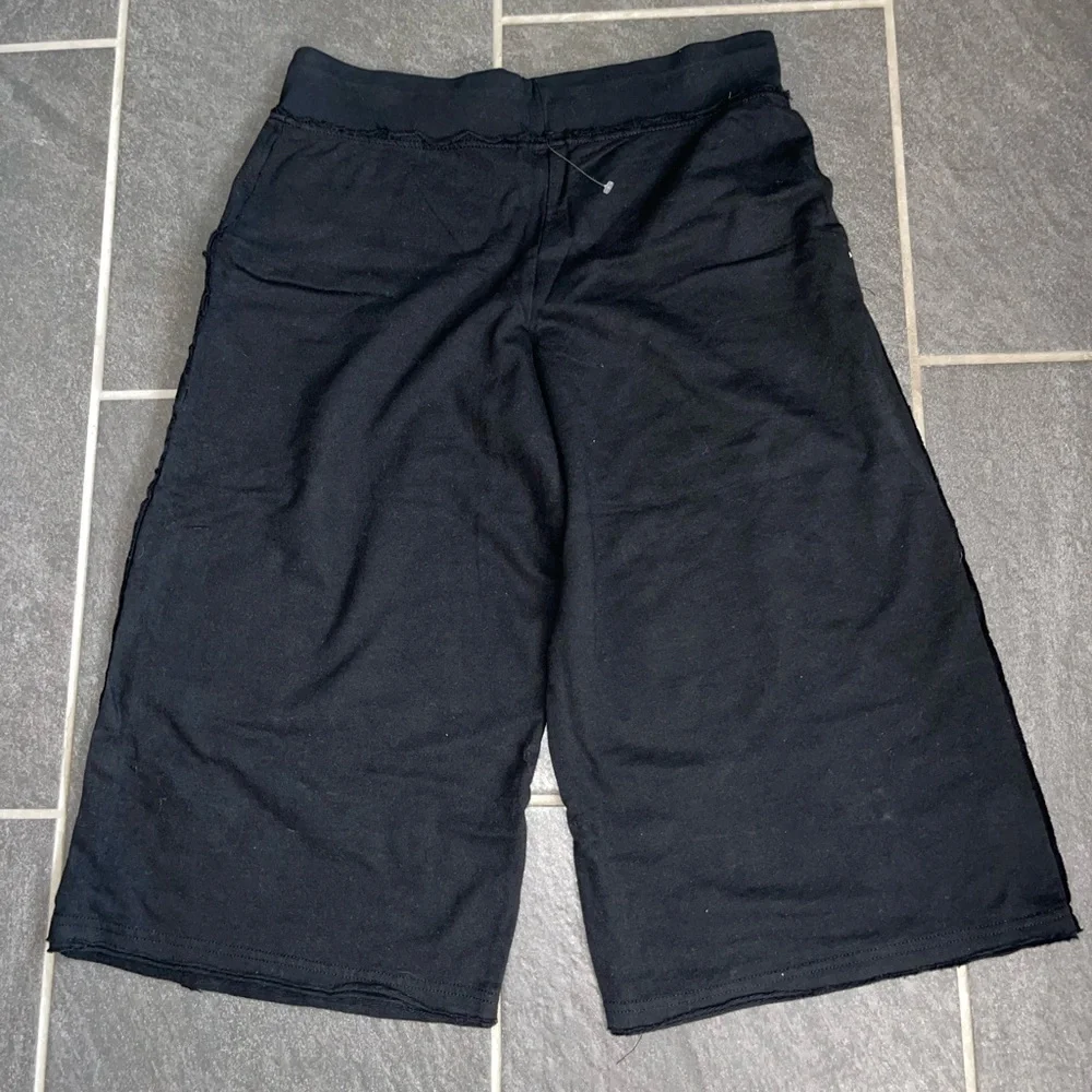 Women Capri Pants - Picture 4 of 7